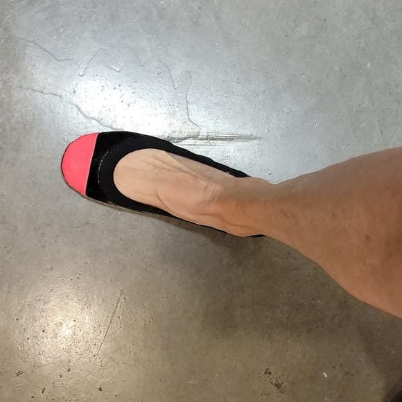 Yosi Samra Shoes - Yosi Samara flats black patent leather with hot pink details. Size 9. Excellent